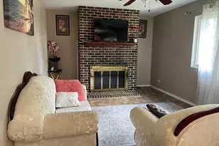 130 Stonehurst Dr, Elgin, IL 60120 - Photo 6