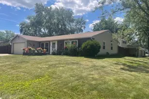 130 Stonehurst Dr, Elgin, IL 60120 - Photo 2