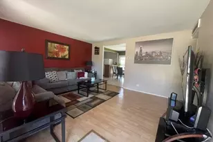 130 Stonehurst Dr, Elgin, IL 60120 - Photo 4