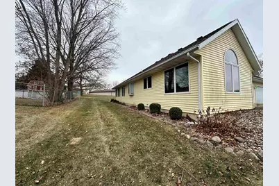 734 S Canterbury, Freeport, IL 61032 - Photo 8