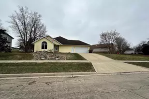 734 S Canterbury, Freeport, IL 61032 - Photo 2