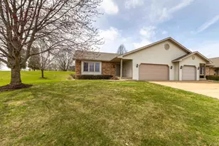 825 Shadow Bluff Dr, Galena, IL 61036 - Photo 2