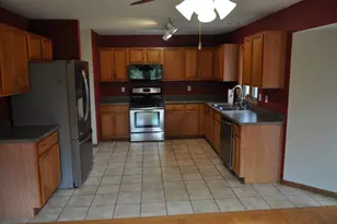 135 Fieldcrest Ln, Cedarville, IL 61013 - Photo 4