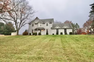 543 Fieldcrest Rd, Belvidere, IL 61008 - Photo 2