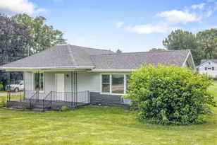 140 E Walnut St, Cedarville, IL 61013 - Photo 4