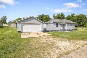140 E Walnut St, Cedarville, IL 61013 - Photo 36
