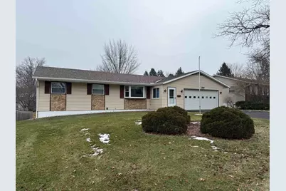 559 N Greenfield Drive, Freeport, IL 61032 - Photo 2
