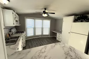 594 Park Ave, Belvidere, IL 61008 - Photo 6