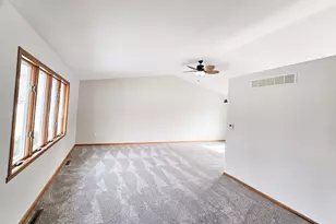 5927 Linden Rd, Rockford, IL 61108 - Photo 10