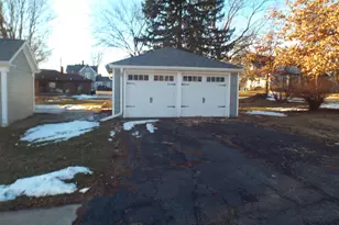 402 W Main St, Warren, IL 61087 - Photo 2