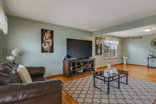 4593 Woodcrest Ln, Roscoe, IL 61073 - Photo 4