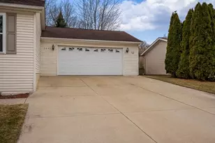 5647 Buttercup Ln, Machesney Park, IL 61115 - Photo 4