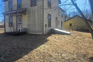 201 W 2nd St, Leaf River, IL 61047 - Photo 2