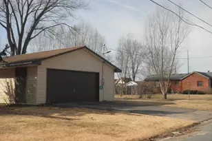 105 E Oakwood Dr, Byron, IL 61010 - Photo 8