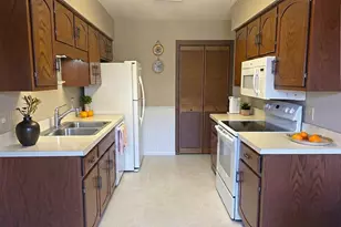 1827 Kerrybrook Ct, Sycamore, IL 60178 - Photo 6