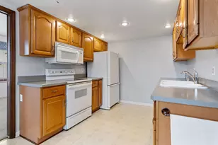 1726 Williamsbug Rd, Rockford, IL 61107 - Photo 4