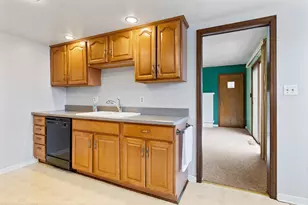 1726 Williamsbug Rd, Rockford, IL 61107 - Photo 6