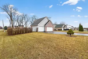 591 Rivercove Ct, Machesney Park, IL 61115 - Photo 2
