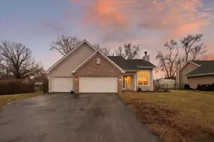 591 Rivercove Ct, Machesney Park, IL 61115 - Photo 1