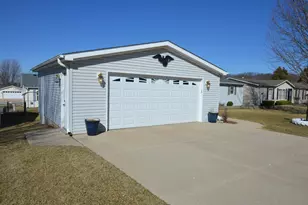 5634 Buttercup Ln, Machesney Park, IL 61115 - Photo 2