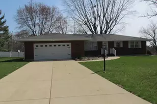 2337 Lynn Ave, Freeport, IL 61032 - Photo 2