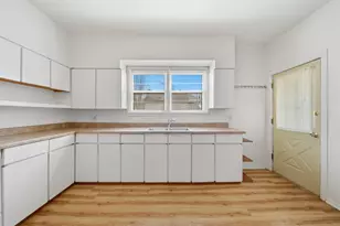 324 E 2nd St, Dixon, IL 61021 - Photo 10