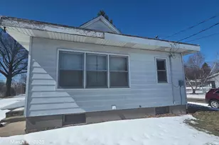 694 Montgomery Ave, East Dubuque, IL 61025 - Photo 4