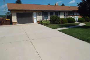 475 W Columbia Ave, Stockton, IL 61085 - Photo 2