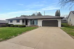 445 Peach St, East Dubuque, IL 61025 - Photo 2