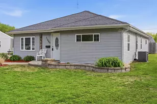 1108 Harvey Dr, Sterling, IL 61081 - Photo 2
