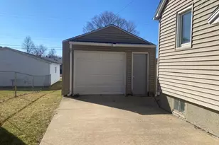 325 W 3rd St, Spring Valley, IL 61362 - Photo 2