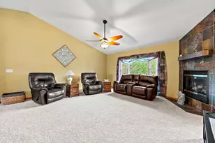 211 Carson Dr, Poplar Grove, IL 61065 - Photo 12
