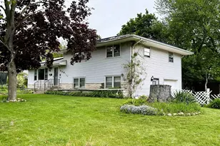 220 Beacon Dr, Belvidere, IL 61008 - Photo 2
