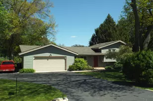 642 Homestead Ln, Rockford, IL 61102 - Photo 2