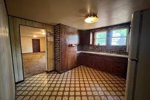 913 S 15th St, Freeport, IL 61032 - Photo 4