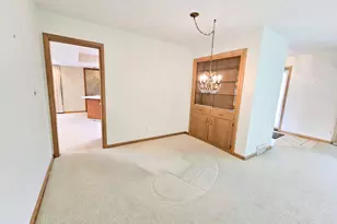 522 Sunrise Ln, Rockford, IL 61107 - Photo 8