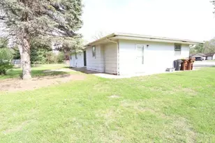 916 Crystal Ct, Machesney Park, IL 61115 - Photo 2