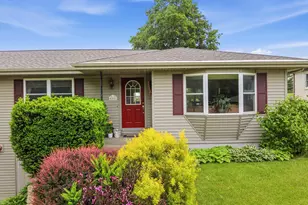 556 Peach St, East Dubuque, IL 61025 - Photo 2