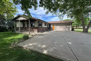 945 Sunset Dr, Milledgeville, IL 61051 - Photo 2