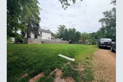 211 N Grove Avenue, Freeport, IL 61032 - Photo 2
