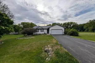 531 NE Bounty Dr, Poplar Grove, IL 61065 - Photo 2