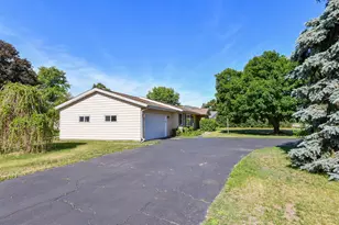 5859 Hugh Dr, South Beloit, IL 61080 - Photo 4