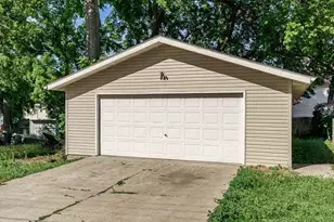 604 E Pleasant St, Belvidere, IL 61008 - Photo 2