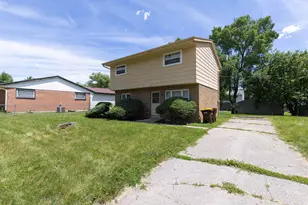 2714 Ashland Ct, Rockford, IL 61101 - Photo 2