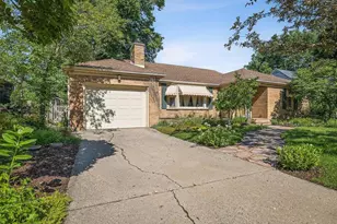 612 N Oak Knolls Ave, Rockford, IL 61107 - Photo 2