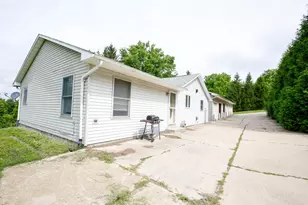 910 Stoney Point Rd, Dixon, IL 61021 - Photo 2