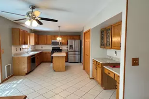 607 Jamestown, Belvidere, IL 61008 - Photo 4