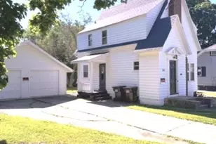 811 S Burchard Ave, Freeport, IL 61032 - Photo 1