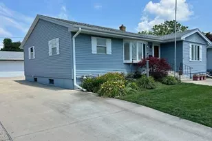 422 E 8th St, Belvidere, IL 61008 - Photo 2
