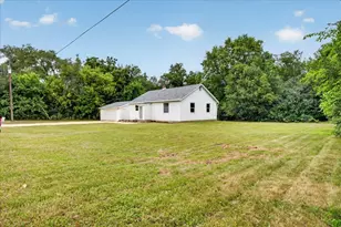802 Darwin Dr, Machesney Park, IL 61115 - Photo 2